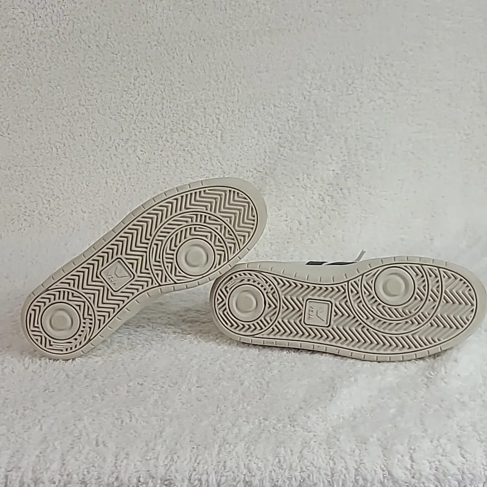 VEJA Women's V-10 Low Top Sneakers 5 - Picture 7 of 9